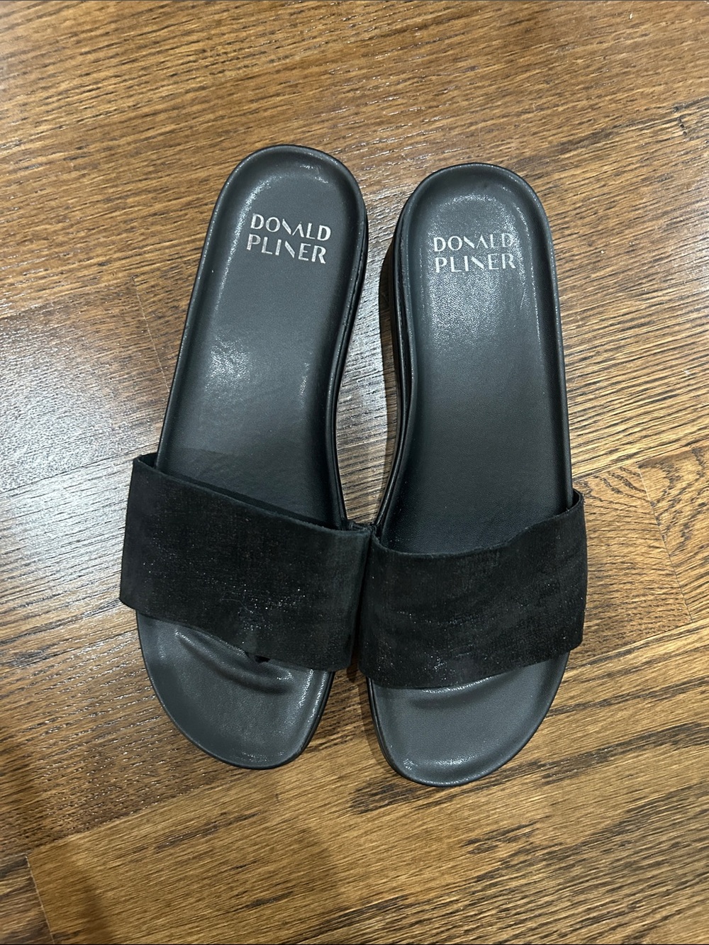 Donald J. Pliner Women’s 9.5 Fiji Black Low Wedge Sandals